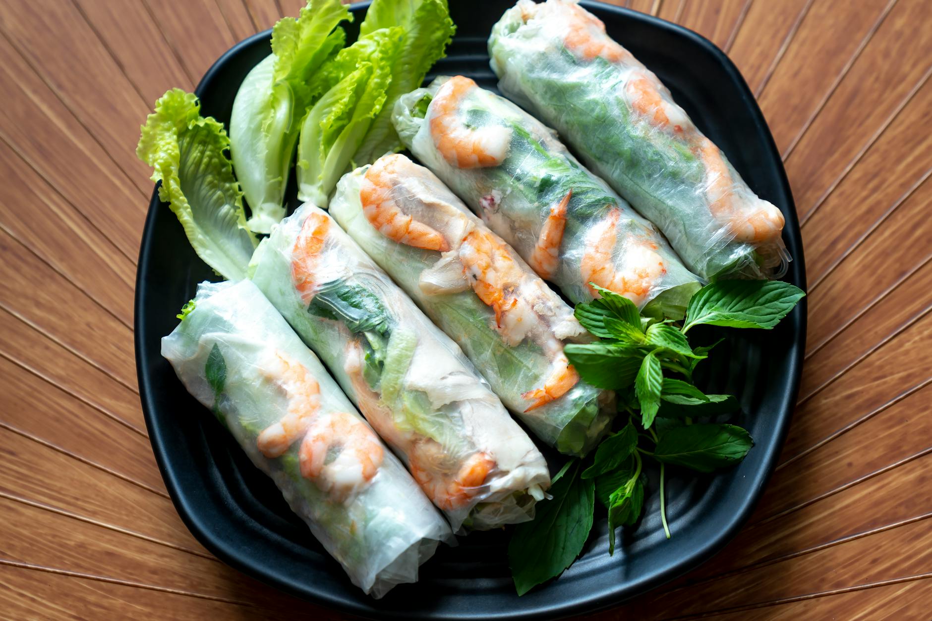 Hanoi food guide - fresh Vietnamese spring rolls with dipping sauce
