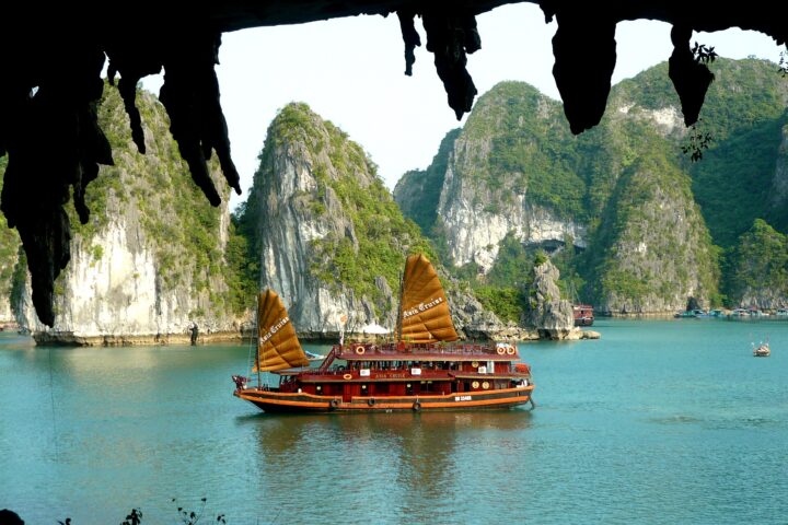 Best Ha Long Bay Cruises: How to Choose (Not a Top 10)
