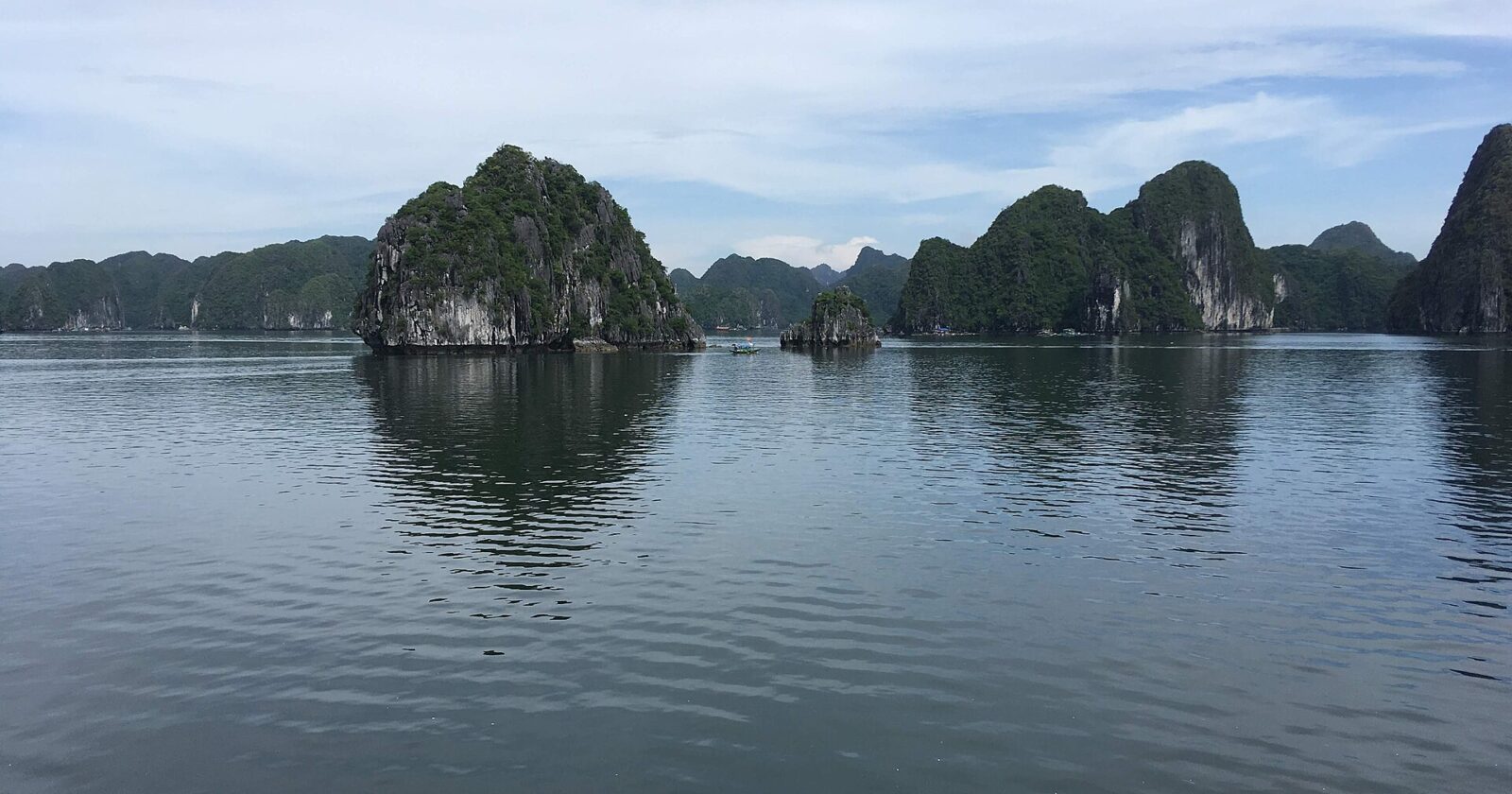 Lan Ha Bay vs Ha Long Bay: Which to Book 5 Lan Ha Bay vs Ha Long Bay: Which to Book